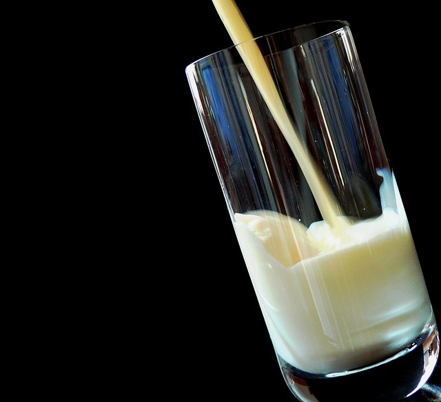Susu dituangkan ke gelas